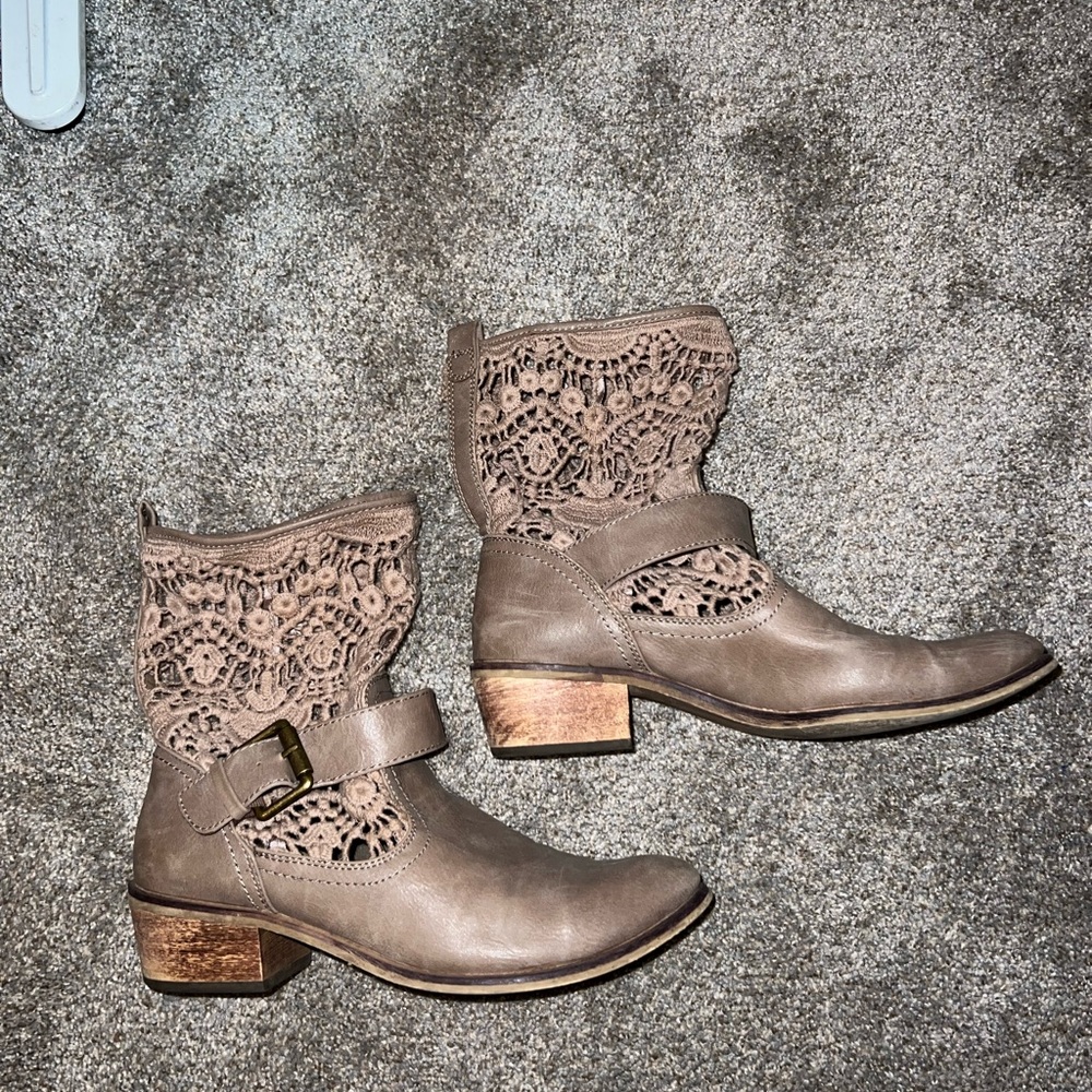 BARE TRAPS QUINLEY BEIGE/TAN LACE ANKLE BOOTS 2" HEEL SZ 9.5  ADORABLE!